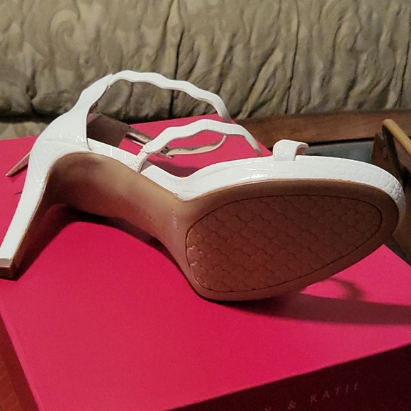 KELLY & KATIE - Picture 2 of 4